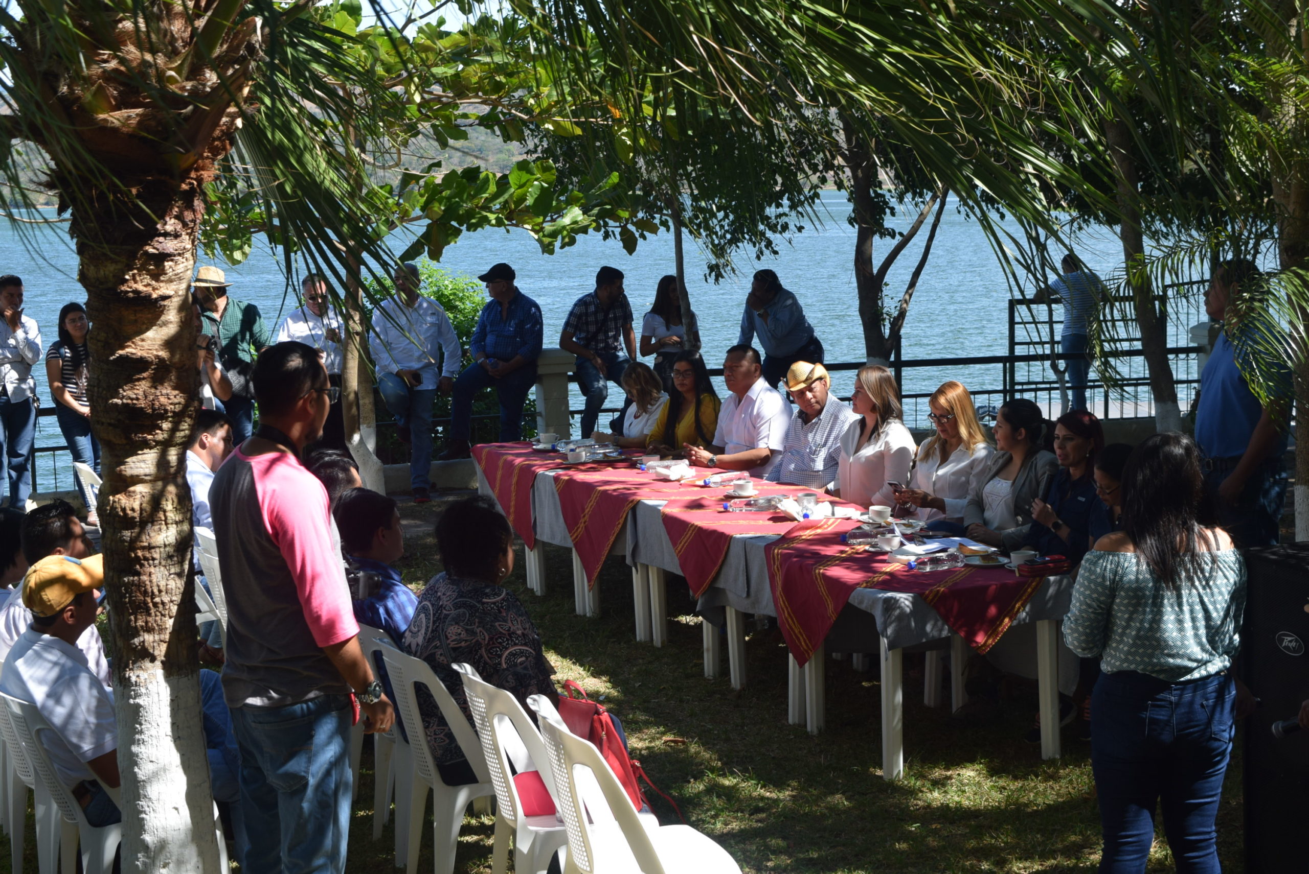 Diputados de la Comisión de Medio Ambiente de El Salvador, realizan visita de campo en el lago Suchitlan