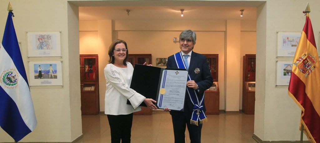 Gobierno de El Salvador condecora al Embajador del Reino de España con la orden José Matías Delgado