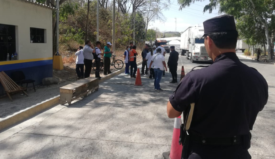 PNC garantiza seguridad en el paso fronterizo de El Poy en Chalatenango
