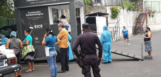 Policía de Colón y Mejicanos junto con personal de salud instalan cabinas para diagnosticar la COVID-19