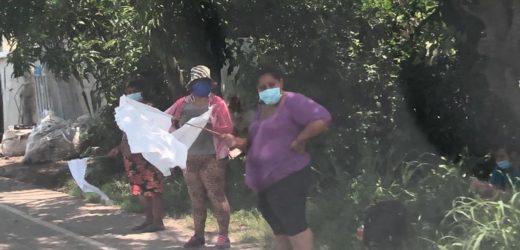 Personas con bandera blanca salen a pedir alimentos en El Salvador