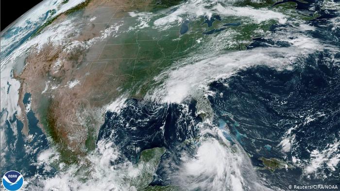 Potente huracán “Laura” amenaza EE.UU. con catastróficas crecidas