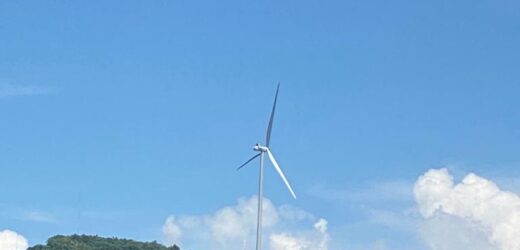 Erguida sobre el valle El Espinal en Metapan, el primer molino de viento viene a sumarse al cambio en la matriz energetica de El Salvador.