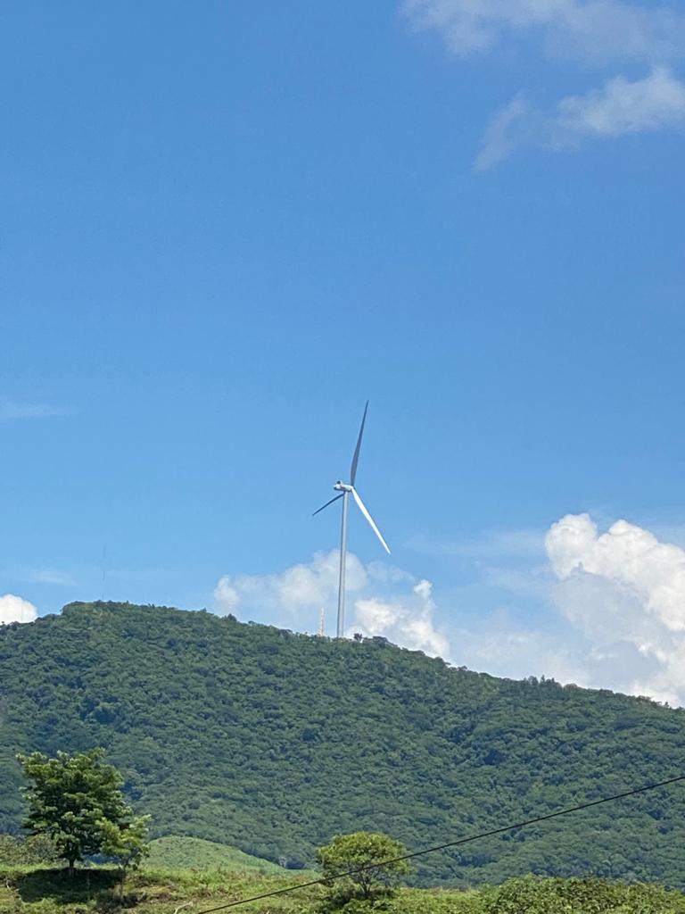 Erguida sobre el valle El Espinal en Metapan, el primer molino de viento viene a sumarse al cambio en la matriz energetica de El Salvador.