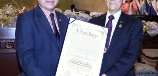 Entregan distinción honorífica al doctor César Augusto Calderón Flores