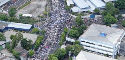 Protesta pacifica en El Salvador el dia de la Independencia