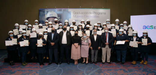 AES El Salvador y Ciudad Mujer gradúan a 124 mujeres electricistas