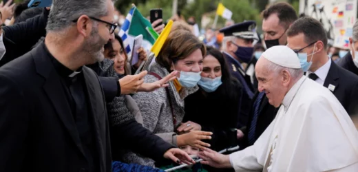 El papa Francisco cierra gira por el Mediterráneo en Atenas