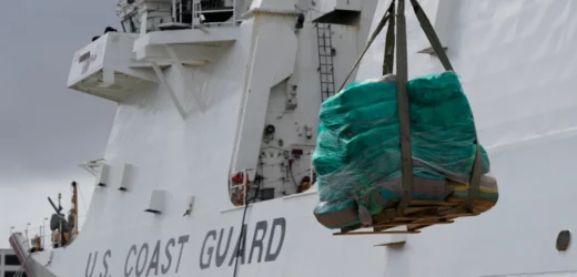 Un buque de la Guardia Costera de EE. UU. se incauta unos 1.000 millones de dólares en drogas