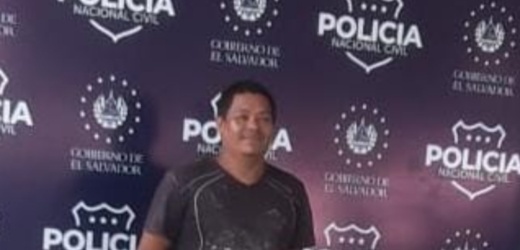 El Salvador: Tallerista sube video subido en la patrulla de la PNC que retocaba y cae preso