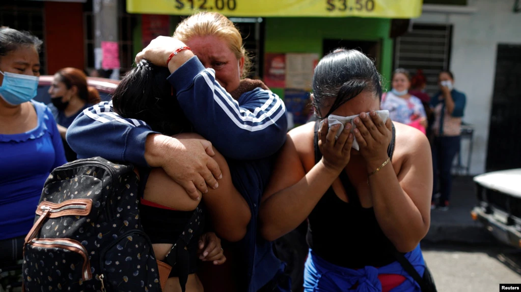 El Salvador: Denuncian 147 arrestos arbitrarios y 5 muertos bajo régimen de excepción