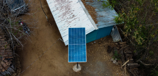 AES instala energía solar y red eléctrica en comunidades rurales de Morazán