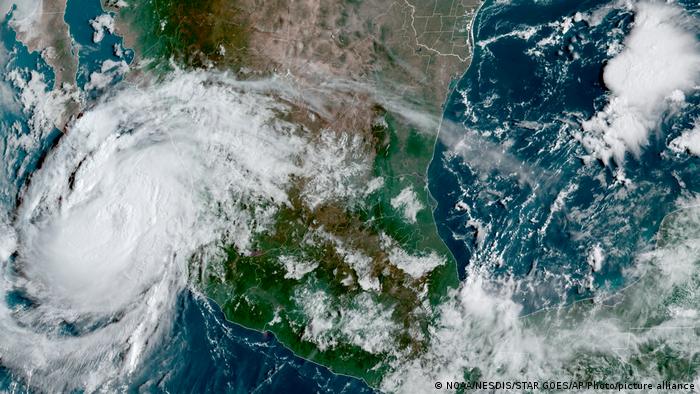 Huracán Blas dejará intensas lluvias en cuatro estados de México