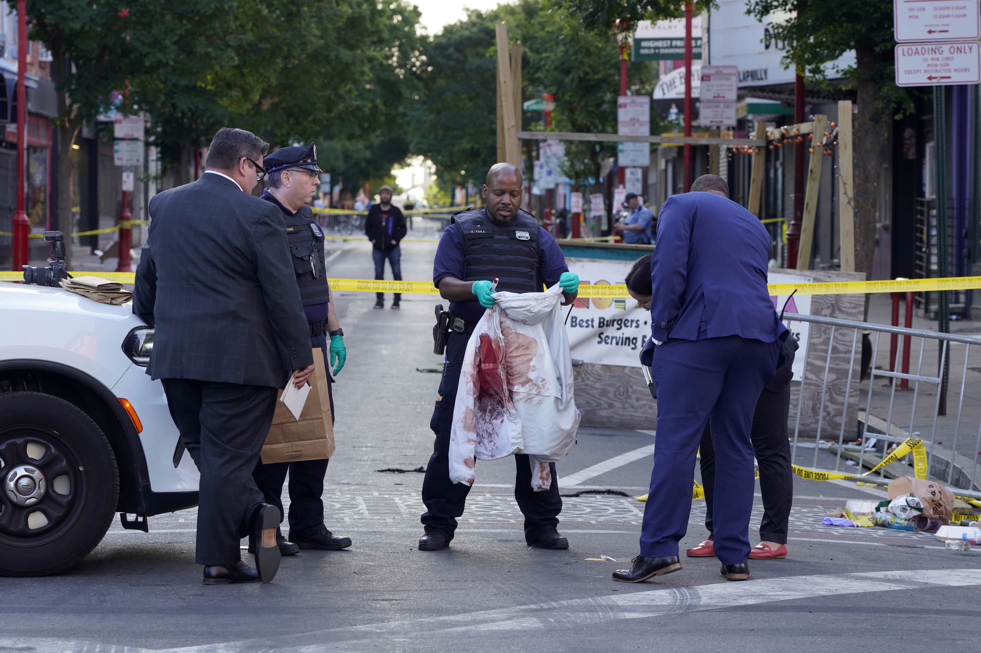 Noche de sábado sangrienta en EE UU: cinco tiroteos masivos se cobran la vida de al menos siete personas