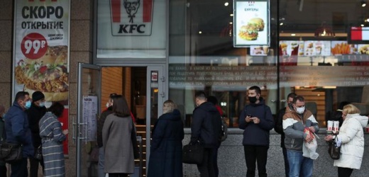 Compañía propietaria de KFC y Pizza Hut también abandona Rusia