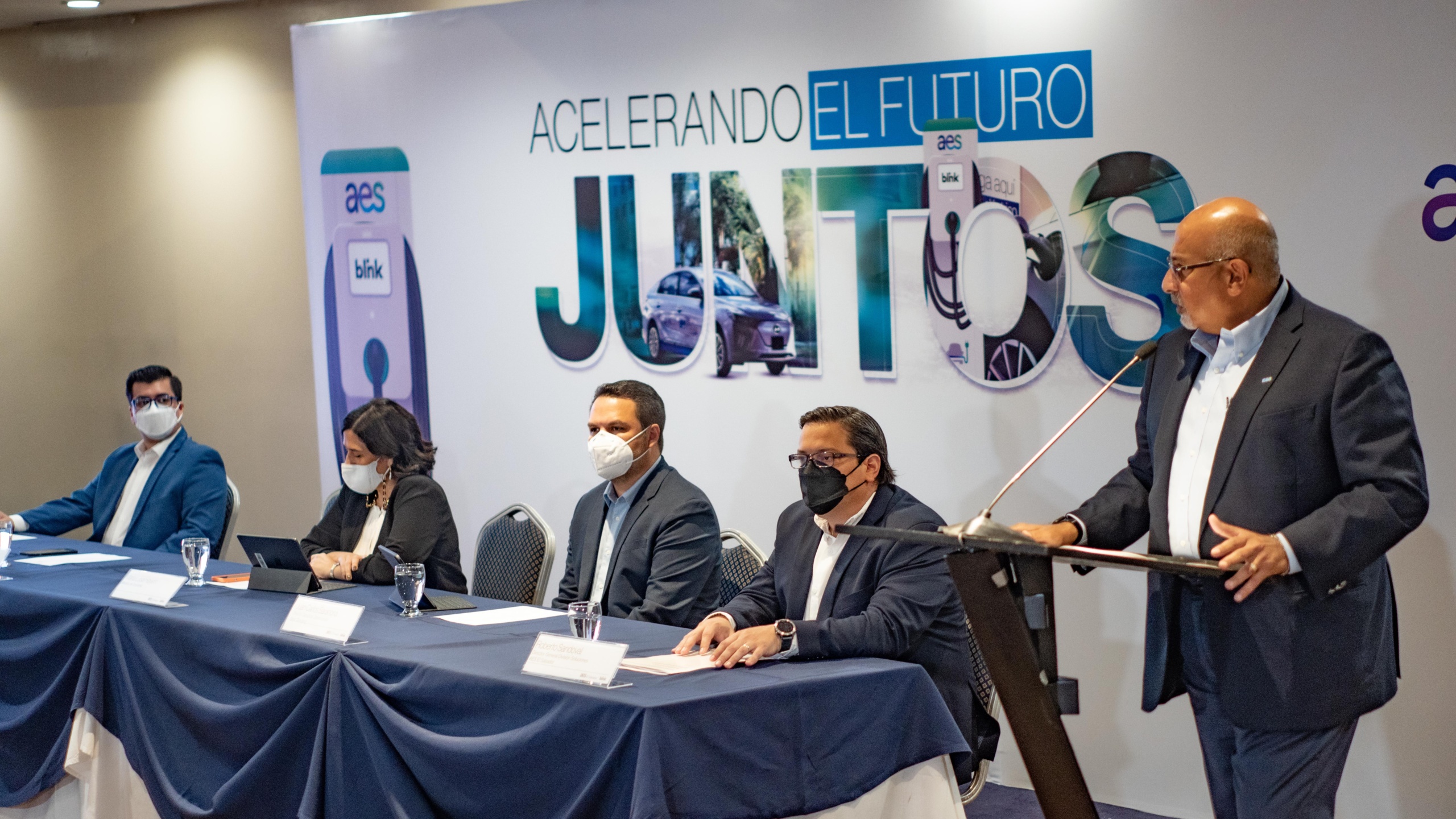 AES y Blink establecen alianza para impulsar la electromovilidad en El Salvador