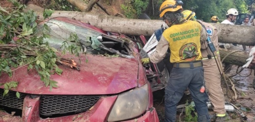 Derrumbe sobre vehiculo en carretera Los Chorros deja hombre fallecido