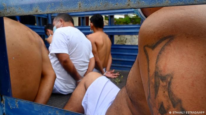 El Salvador: piden libertad de 80 detenidos bajo régimen de excepción