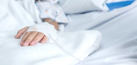 Sanidad notifica las dos primeras muertes por hepatitis de origen desconocido en España: un niño de seis años y un bebé de 15 meses