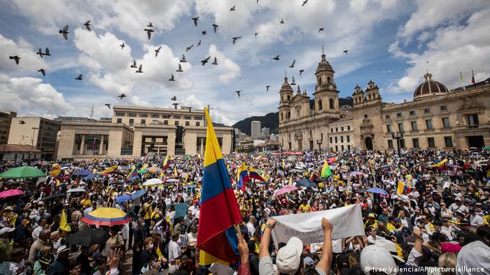 Petro enfrenta la primera jornada de protestas en Colombia