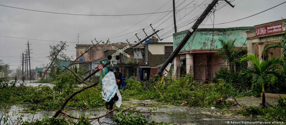 Peligroso huracán Ian causa destrozos en Cuba y va rumbo a Florida