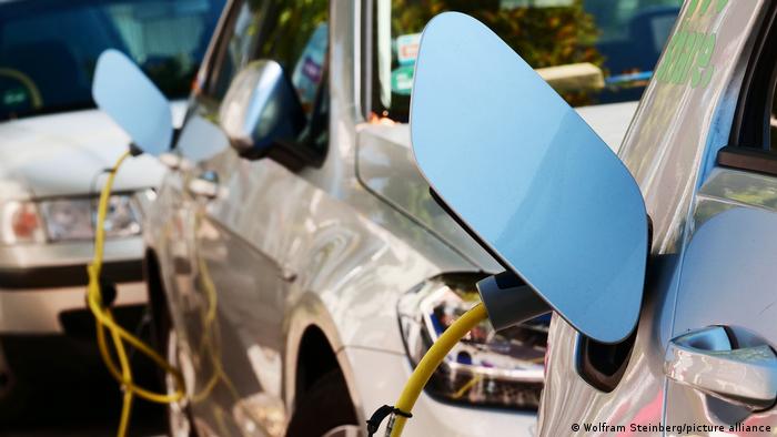 UE alcanza acuerdo para prohibir coches de combustión a partir de 2035