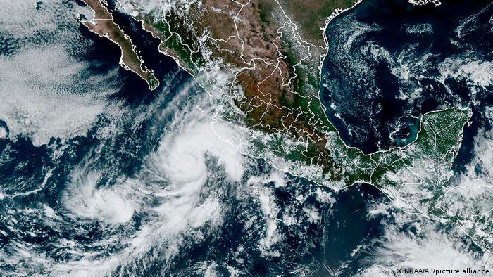 Huracán Orlene se intensifica frente a las costas de México