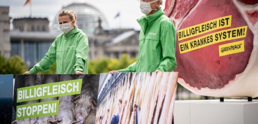 Focos de contagio y trabajo a destajo: la situación de los mataderos europeos