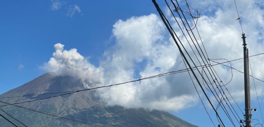 Volcan Chaparrastique en El Salvador entra en actividad