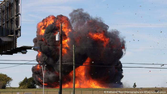 Dos aviones colisionan durante un espectáculo aéreo en Texas
