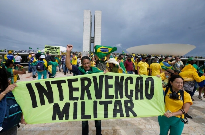 El asalto al Congreso de Brasil por seguidores de Bolsonaro, en vivo | Lula decreta la intervención federal de Brasilia