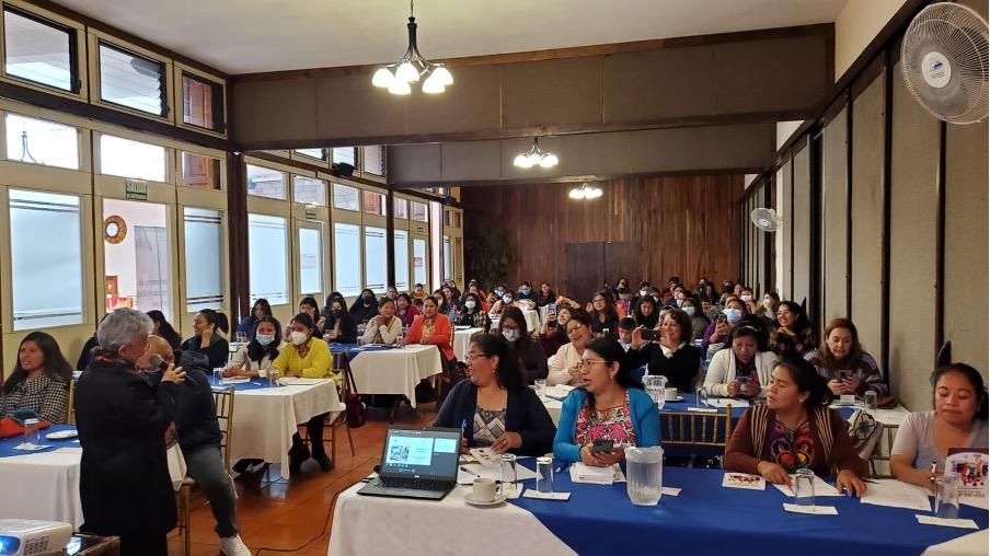 75 mujeres líderesas de Quetzaltenango y Sololá, Guatemala, participan de la “Escuela de Formación de Lideresas Jóvenes Indígenas”.