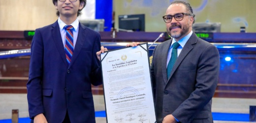 Joven talento es distinguido por Asamblea como Notable Estudiante de El Salvador