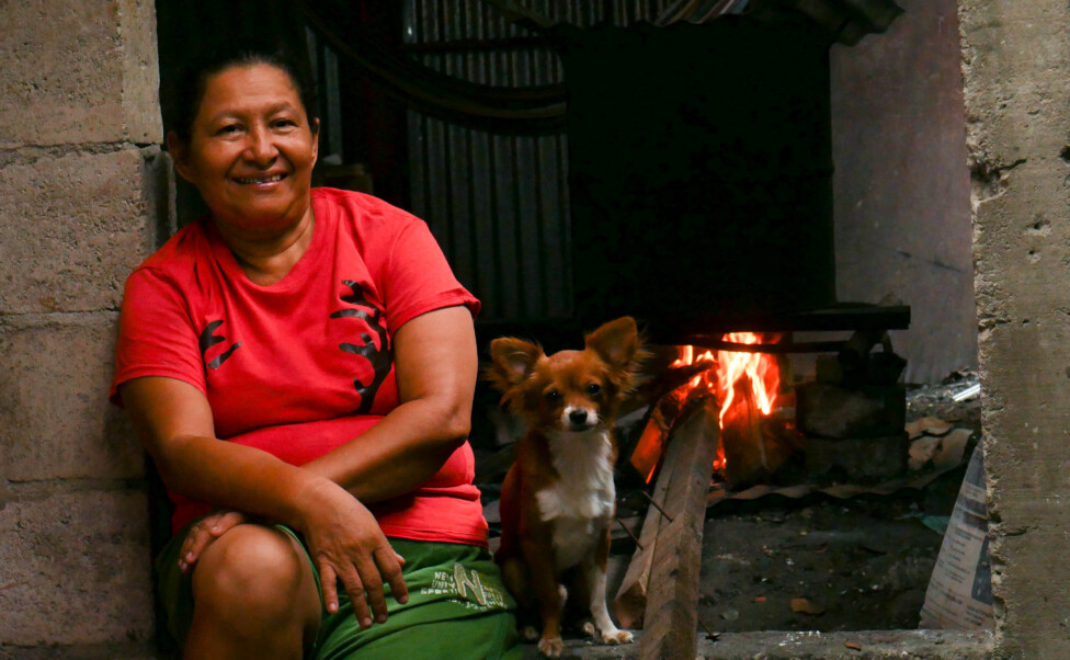 El humo de la leña sigue enfermando a las mujeres en El Salvador