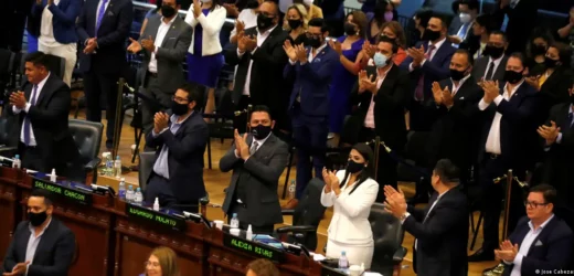 Parlamento de El Salvador aprueba juicios colectivos