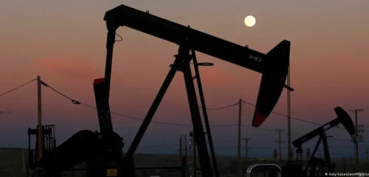 Cae precio del petróleo a pesar de recortes de Riad y Moscú