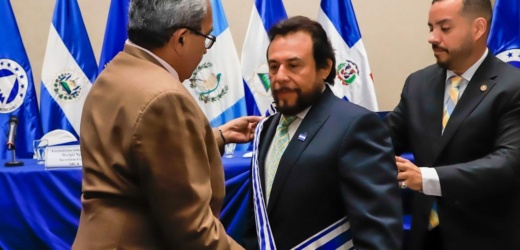 Parlamento Centroamericano entrega maximo reconomiciento a Felix Ulloa, Vice Presidente de El Salvador