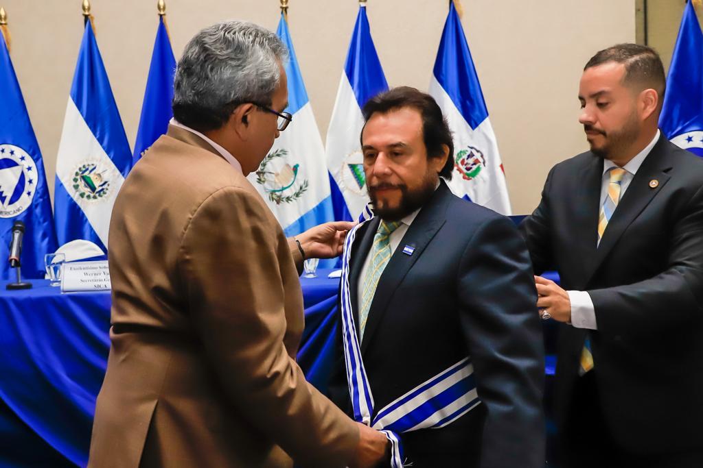Parlamento Centroamericano entrega maximo reconomiciento a Felix Ulloa, Vice Presidente de El Salvador