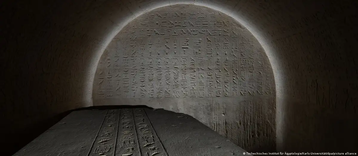 Hallan antigua tumba egipcia llena de hechizos mágicos