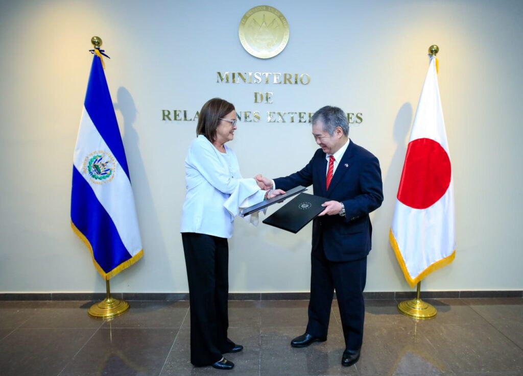 Canciller Hill suscribe canje de notas con su excelencia, el embajador de Japón Sr. ARIYOSHI Katsuhide