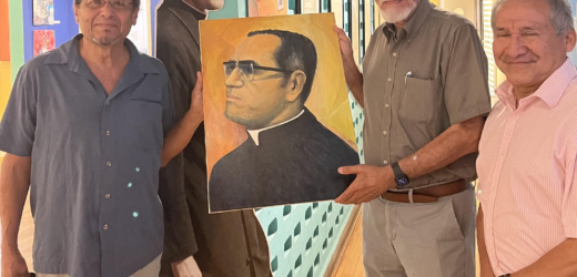 Óscar Deras dona óleo de San Romero al MUPI