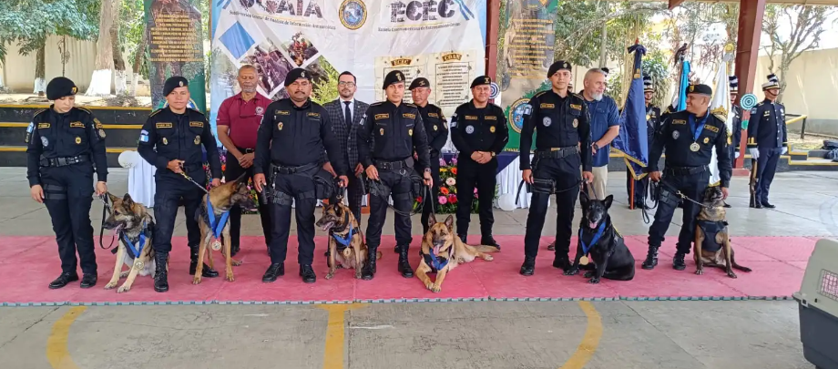 Seis agentes caninos antinarcóticos dejan el servicio y son despedidos con honores