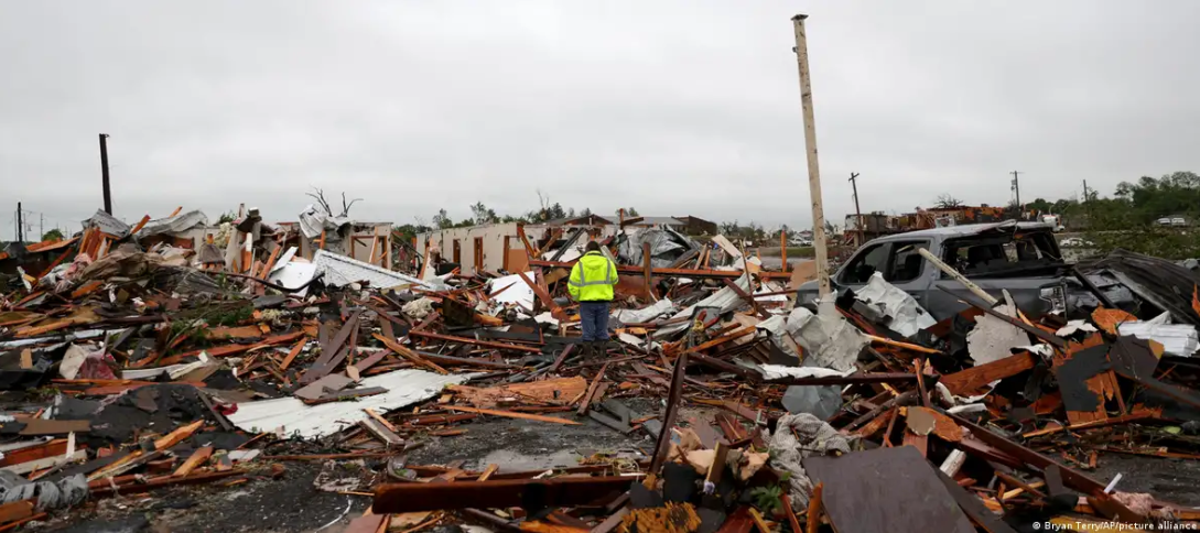 Decenas de tornados causan muerte y destrucción en EE.UU.