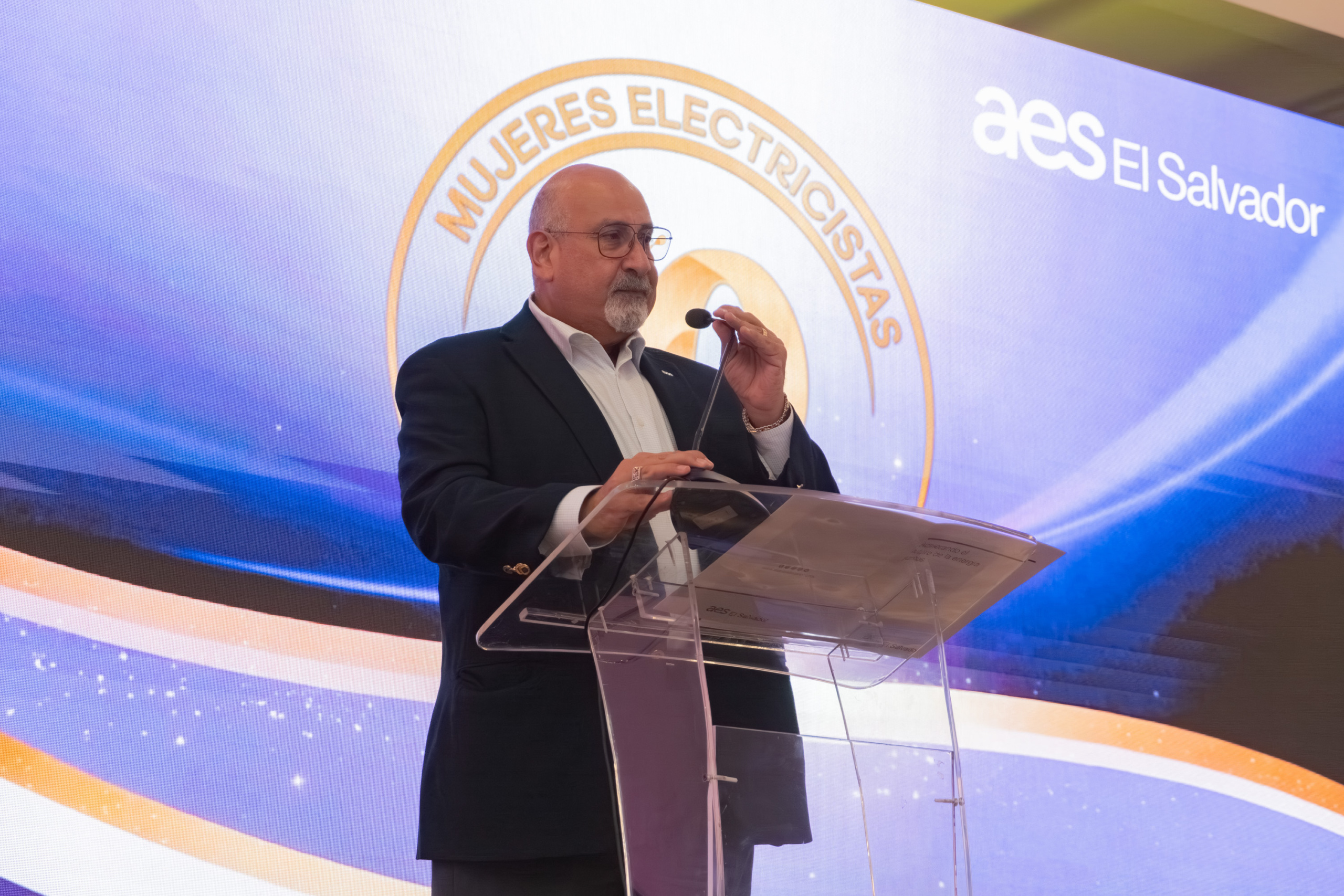 AES e ISDEMU celebran una década formando a más de mil mujeres electricistas en El Salvador