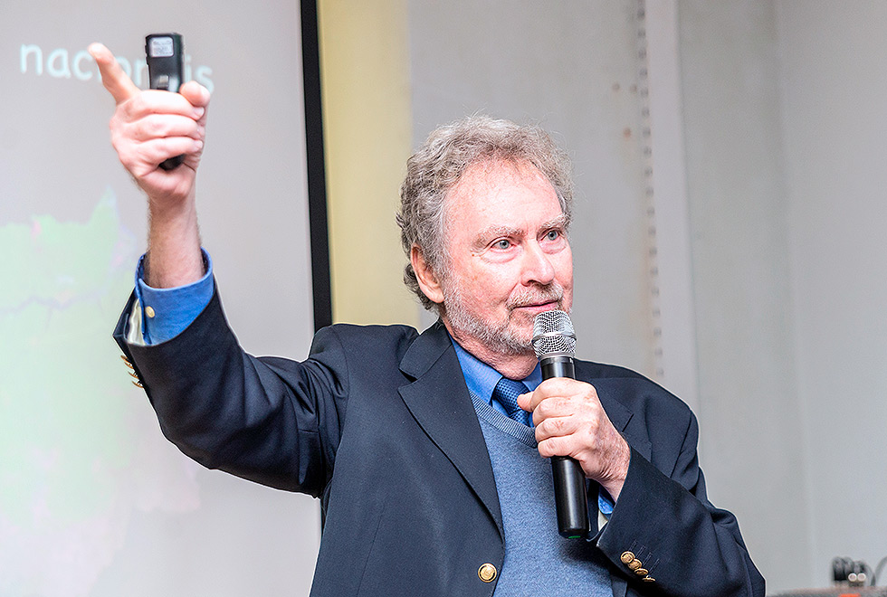 Luiz Davidovich receives TWAS Apex Award on quantum science