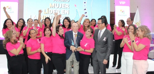 Mónica Saca recibe distinción Mujer Líder en la Industria 2025