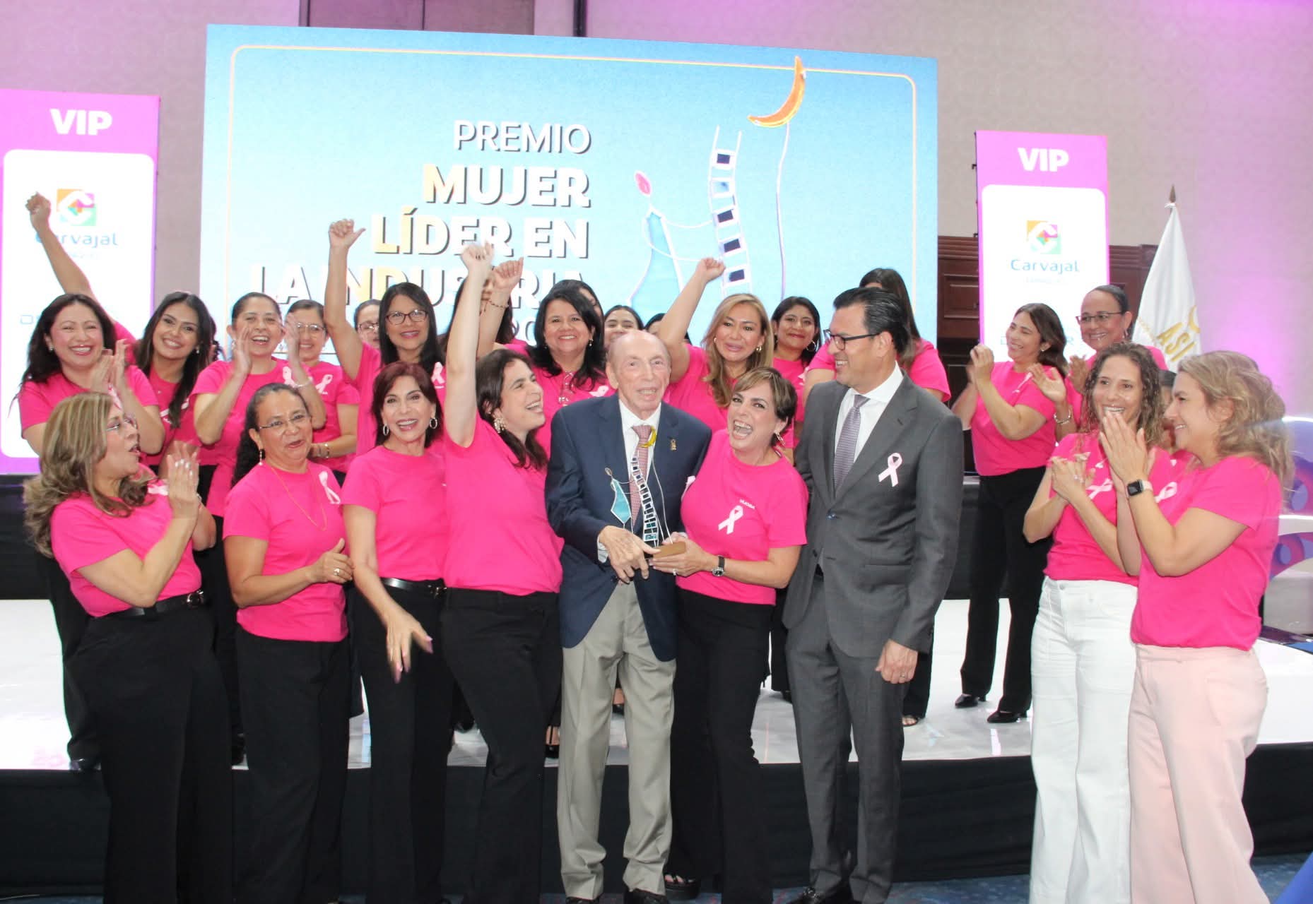 Mónica Saca recibe distinción Mujer Líder en la Industria 2025