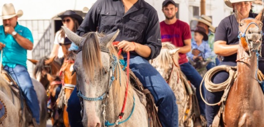 Tradicional cabalgata en la antesala de la Feria de los Santos en Metapan