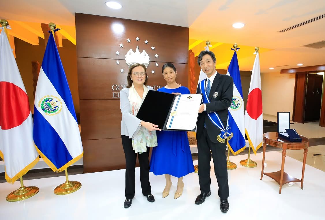El Salvador a traves de Cancillería otorgan la distinción Jose Matias Delgado en gratitud al apoyo recibido