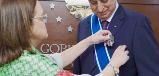 El embajador del Estado de Palestina, Marwan Jebril Burini recibió la máxima condecoración de El Salvador